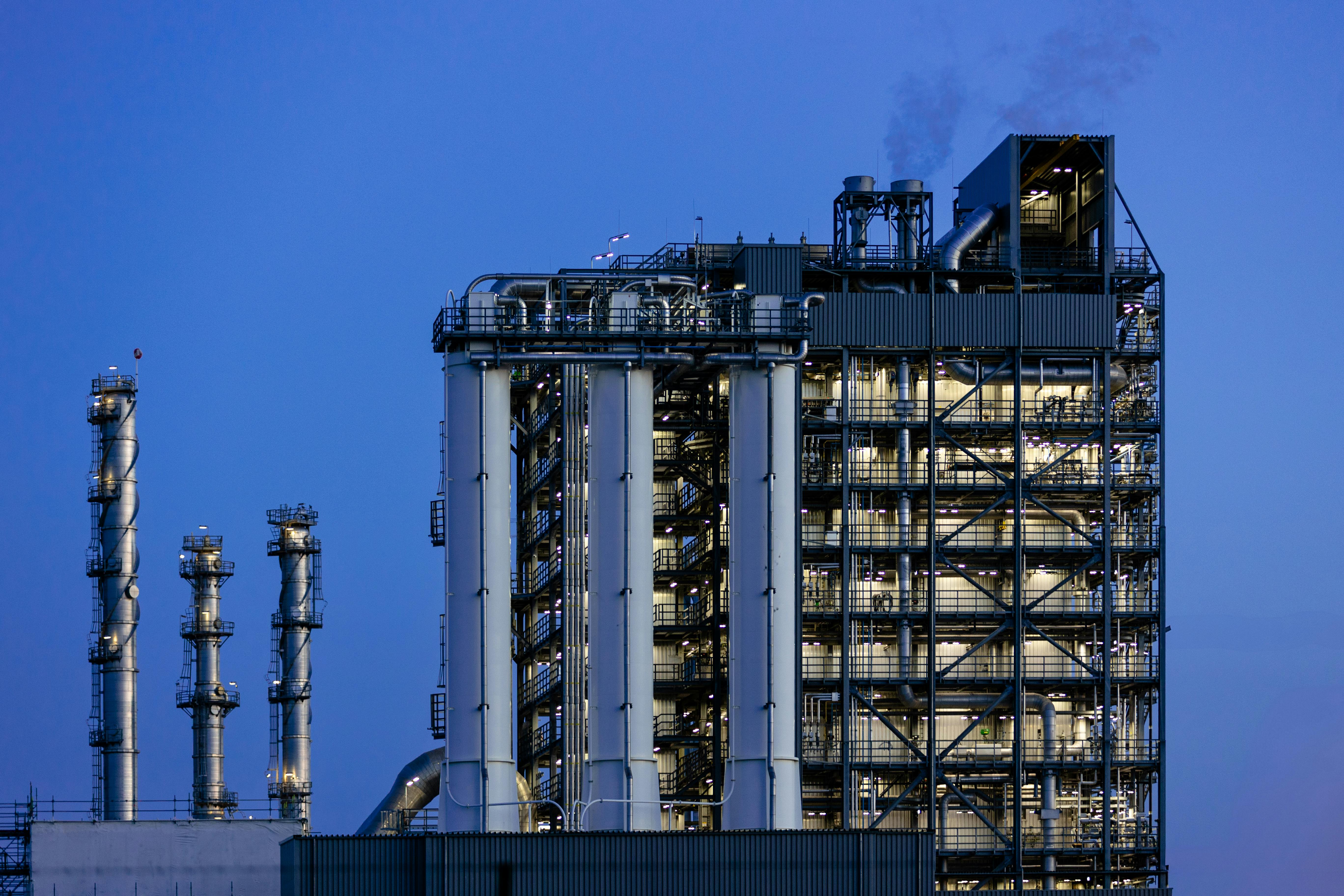 Industrial facility with on-site power generation and energy management